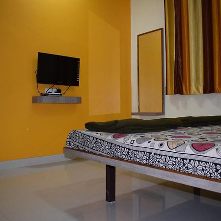 Vrundavan Hotel And Lodging Akalkot Buitenkant foto